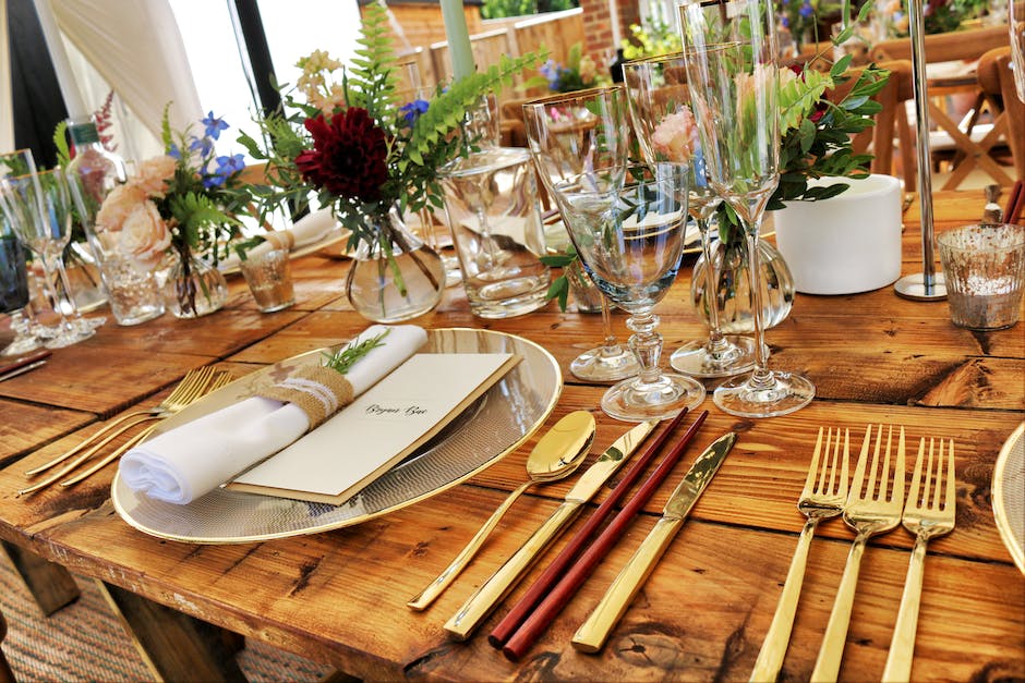 Jak wybrać idealne dodatki do dekoracji stołu: praktyczne porady