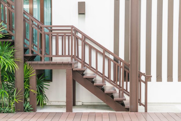 Jak wybrać i pielęgnować materiały do wykończenia schodów zewnętrznych?